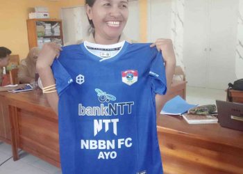 Lomblen Mania Galang Dana Jual Jersey Persebata Bantu Tim Persebata