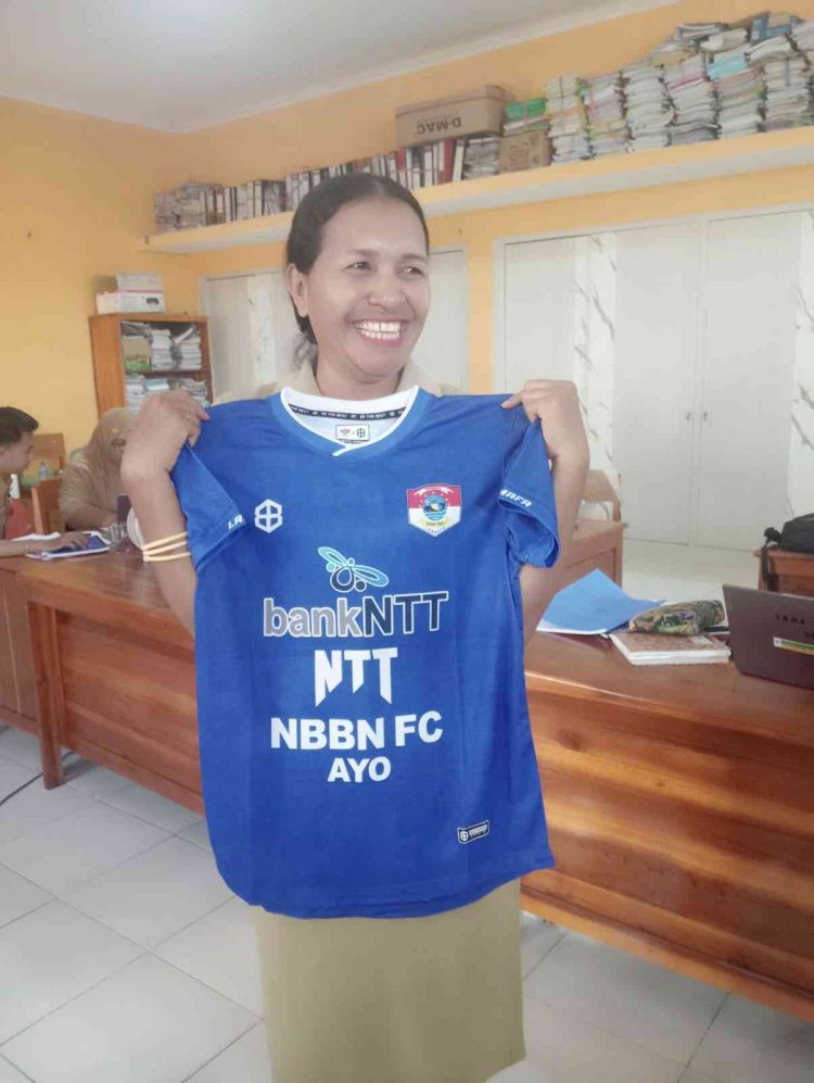 Lomblen Mania Galang Dana Jual Jersey Persebata Bantu Tim Persebata