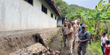 Wabup Nasir Tinjau Kerusakan Talut Penahan SDS Katolik Lamanunang, Tindak Cepat Tangani Dampak Cuaca Ekstrem