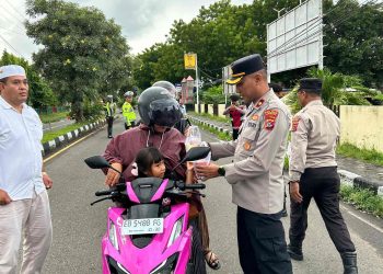 Polres Lembata Bagi Takjil Gratis untuk Warga Lewoleba Selama Ramadan