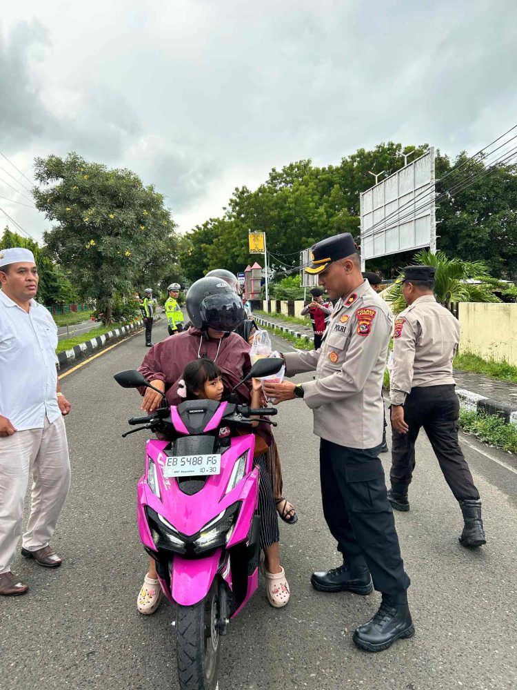 Polres Lembata Bagi Takjil Gratis untuk Warga Lewoleba Selama Ramadan