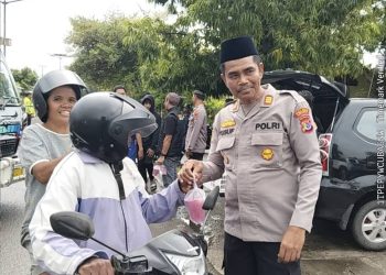 Polres Lembata Bagi Takjil untuk Pengendara di Ruas Jalan Negara