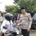 Polres Lembata Bagi Takjil untuk Pengendara di Ruas Jalan Negara